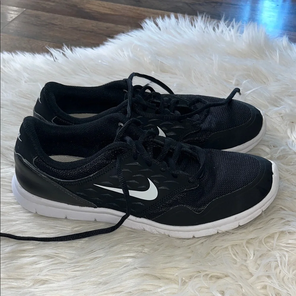 Nike Women’s Black and White Sneakers